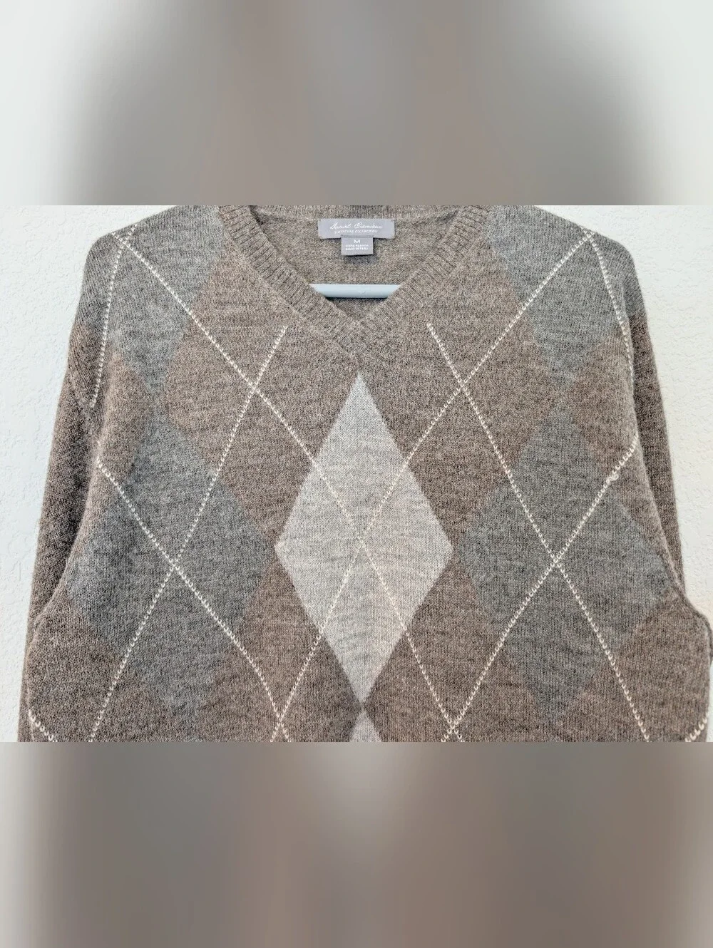 Daniel Cremieux Men's Taupe Grey 100% Alpaca Long Sleeve V-Neck Argyle Sweater M
